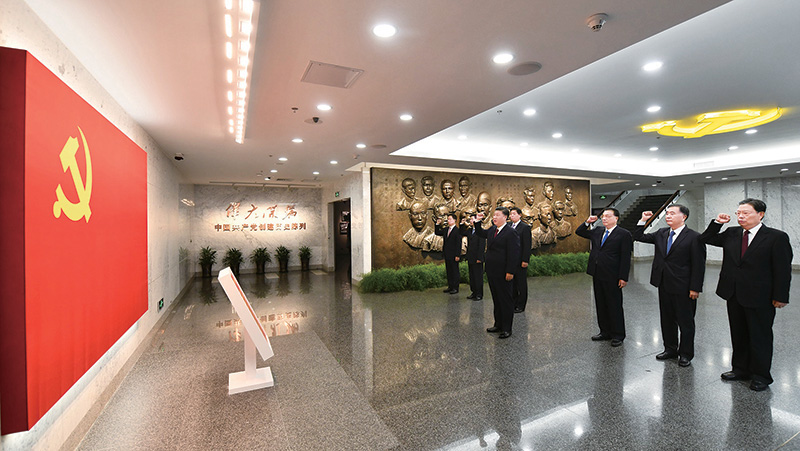 2017年10月31日，中共中央總書記、國家主席、中央軍委主席習近平帶領中共中央政治局常委李克強、栗戰(zhàn)書、汪洋、王滬寧、趙樂際、韓正，瞻仰上海中共一大會址和浙江嘉興南湖紅船。這是31日上午，在上海中共一大會址紀念館，習近平帶領其他中共中央政治局常委同志一起重溫入黨誓詞。 